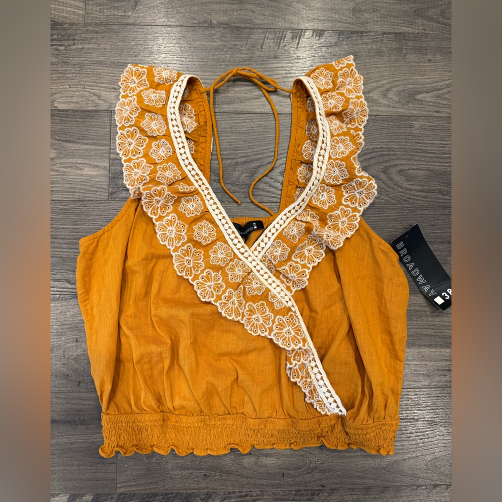 Broadway 38 Floral Lace Mustard Top. Women’s Size XL. NWT